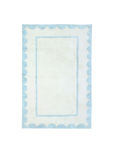 Natural rug with sky blu scallop details